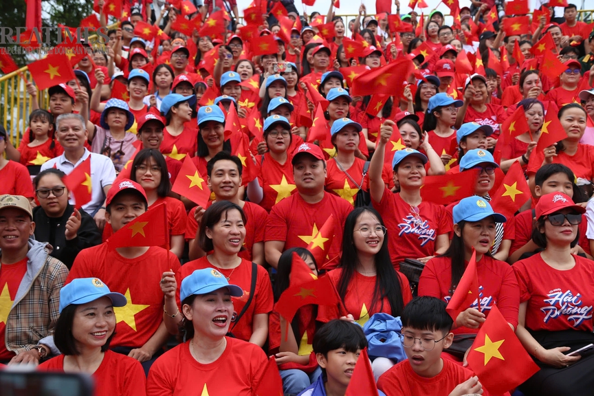 Hải Phòng: Hàng vạn người dân, du khách đội mưa chờ xem Duyệt đội ngũ và Diễu hành quần chúng- Ảnh 4. Hải Phòng: Hàng vạn người dân, du khách đội mưa chờ xem Duyệt đội ngũ và Diễu hành quần chúng- Ảnh 4.