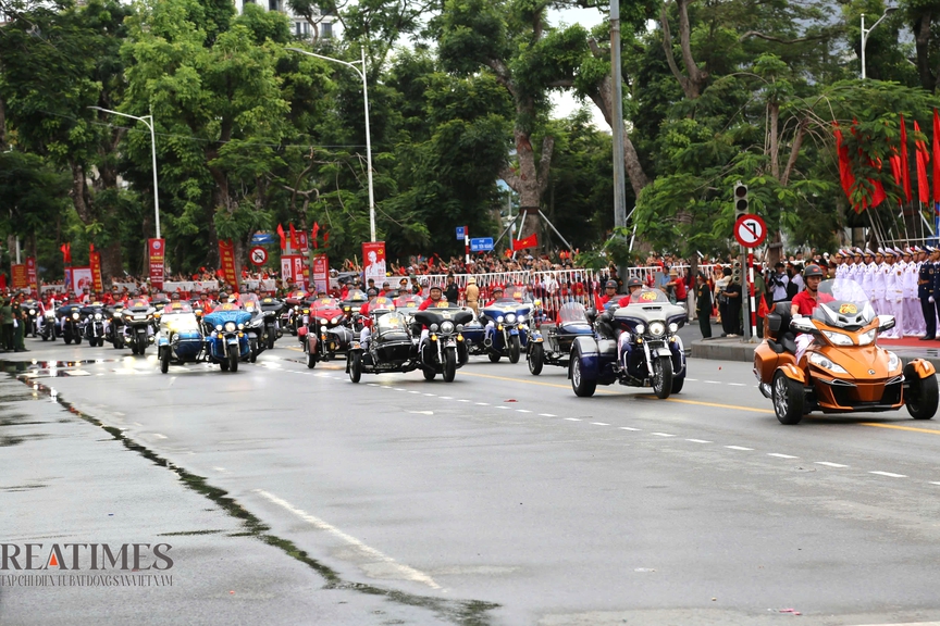 Hải Phòng: Hàng vạn người dân, du khách đội mưa chờ xem Duyệt đội ngũ và Diễu hành quần chúng- Ảnh 8. Hải Phòng: Hàng vạn người dân, du khách đội mưa chờ xem Duyệt đội ngũ và Diễu hành quần chúng- Ảnh 8.