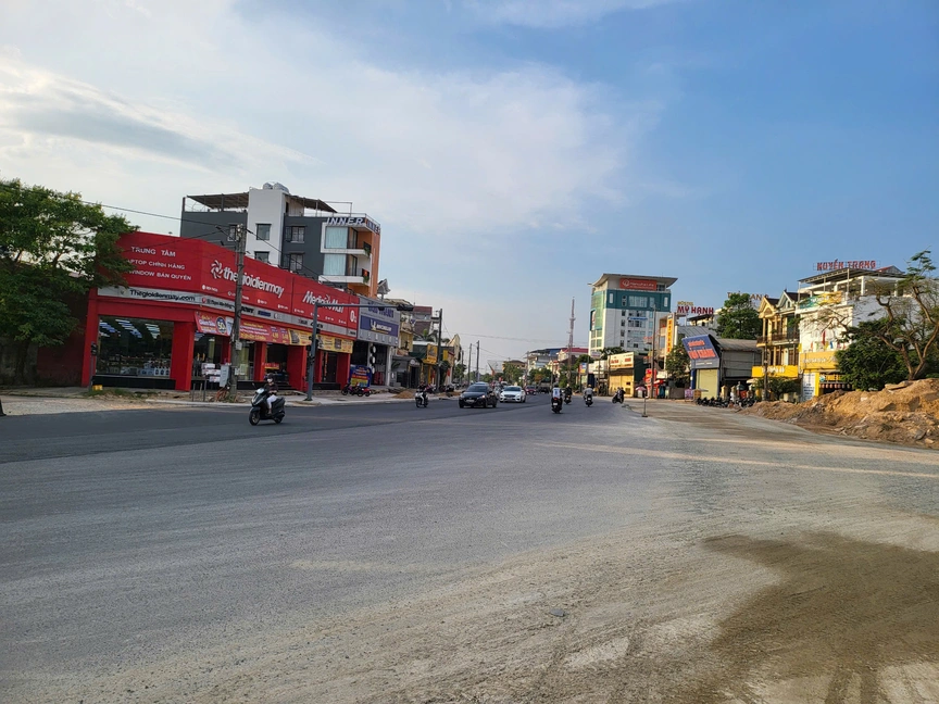 TP. Huế: Người dân phấn khởi khi đường Phạm Văn Đồng được mở rộng- Ảnh 1. TP. Huế: Người dân phấn khởi khi đường Phạm Văn Đồng được mở rộng- Ảnh 1.