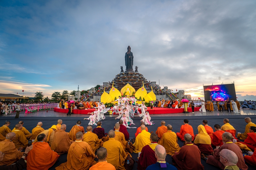 Chủ tịch Ủy ban tổ chức Quốc tế Đại lễ Vesak Liên Hiệp Quốc (ICDV): “Núi Bà Đen là nơi thiên đàng gặp địa giới”- Ảnh 1. Chủ tịch Ủy ban tổ chức Quốc tế Đại lễ Vesak Liên Hiệp Quốc (ICDV): “Núi Bà Đen là nơi thiên đàng gặp địa giới”- Ảnh 1.