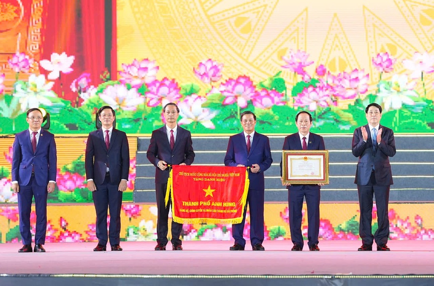 Hải Phòng đón nhận Danh hiệu "Thành phố Anh hùng"- Ảnh 3. Hải Phòng đón nhận Danh hiệu "Thành phố Anh hùng"- Ảnh 3.