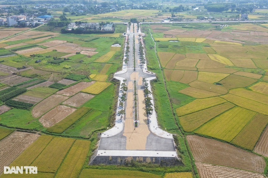 Trớ trêu tuyến đường hiện đại nằm phơi nắng, phơi mưa, phơi... lúa: Không có phương tiện giao thông nào qua lại- Ảnh 4. Trớ trêu tuyến đường hiện đại nằm phơi nắng, phơi mưa, phơi... lúa: Không có phương tiện giao thông nào qua lại- Ảnh 4.