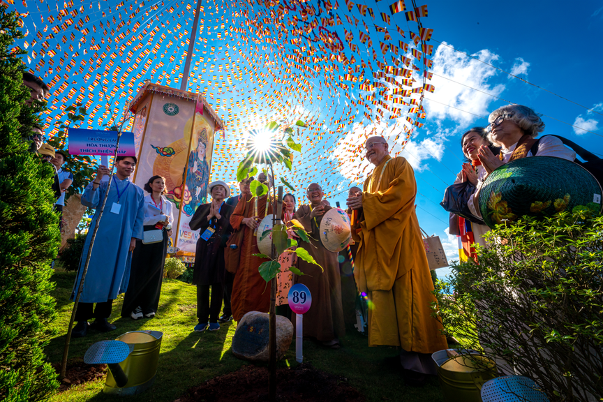 Chủ tịch Ủy ban tổ chức Quốc tế Đại lễ Vesak Liên Hiệp Quốc (ICDV): “Núi Bà Đen là nơi thiên đàng gặp địa giới”- Ảnh 5. Chủ tịch Ủy ban tổ chức Quốc tế Đại lễ Vesak Liên Hiệp Quốc (ICDV): “Núi Bà Đen là nơi thiên đàng gặp địa giới”- Ảnh 5.