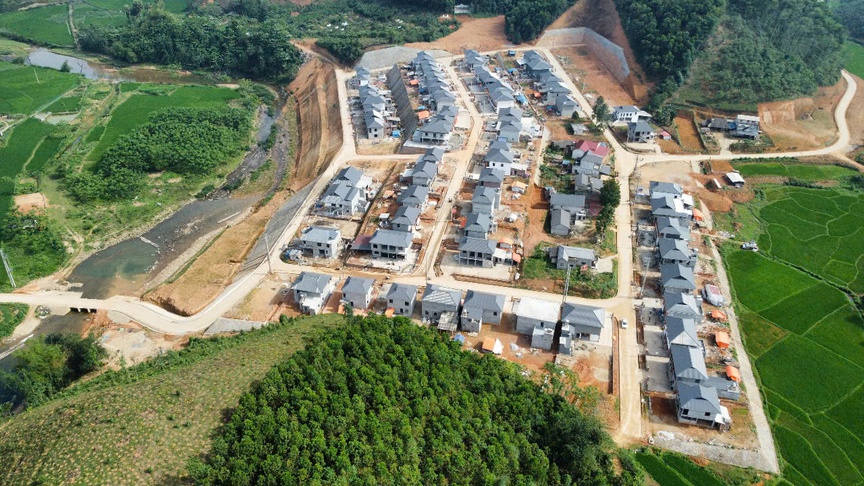 Chiêm ngưỡng làng tái định cư đẹp như khu nhà ở liền kề giữa núi đồi- Ảnh 1. Chiêm ngưỡng làng tái định cư đẹp như khu nhà ở liền kề giữa núi đồi- Ảnh 1.