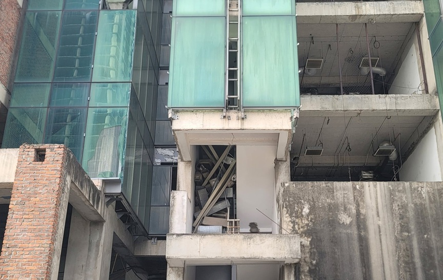 Tháp 27 tầng bỏ hoang nằm đối diện tòa nhà chọc trời cao nhất Thủ đô: Hoang phế suốt 16 năm qua, tương lai vẫn vô định- Ảnh 2. Tháp 27 tầng bỏ hoang nằm đối diện tòa nhà chọc trời cao nhất Thủ đô: Hoang phế suốt 16 năm qua, tương lai vẫn vô định- Ảnh 2.