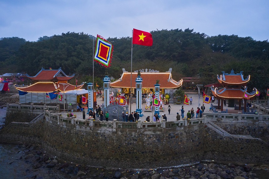 Hòn đảo 'tí hon' giữa vùng biển miền Bắc: Sở hữu một trong 5 ngọn hải đăng cổ nhất Việt Nam, chỉ rộng hơn 10km2 nhưng có cả rừng cổ thụ nguyên sinh- Ảnh 3. Hòn đảo 'tí hon' giữa vùng biển miền Bắc: Sở hữu một trong 5 ngọn hải đăng cổ nhất Việt Nam, chỉ rộng hơn 10km2 nhưng có cả rừng cổ thụ nguyên sinh- Ảnh 3.