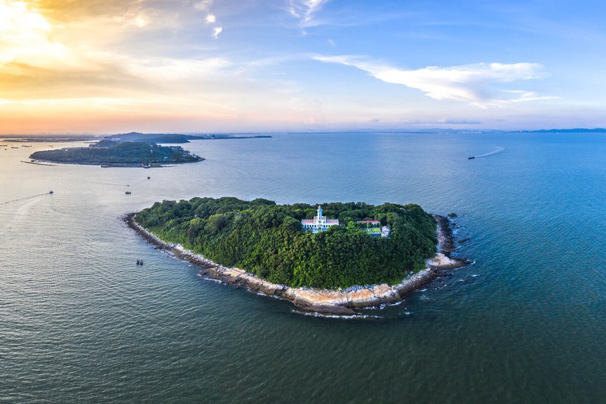 Hòn đảo 'tí hon' giữa vùng biển miền Bắc: Sở hữu một trong 5 ngọn hải đăng cổ nhất Việt Nam, chỉ rộng hơn 10km2 nhưng có cả rừng cổ thụ nguyên sinh- Ảnh 1. Hòn đảo 'tí hon' giữa vùng biển miền Bắc: Sở hữu một trong 5 ngọn hải đăng cổ nhất Việt Nam, chỉ rộng hơn 10km2 nhưng có cả rừng cổ thụ nguyên sinh- Ảnh 1.