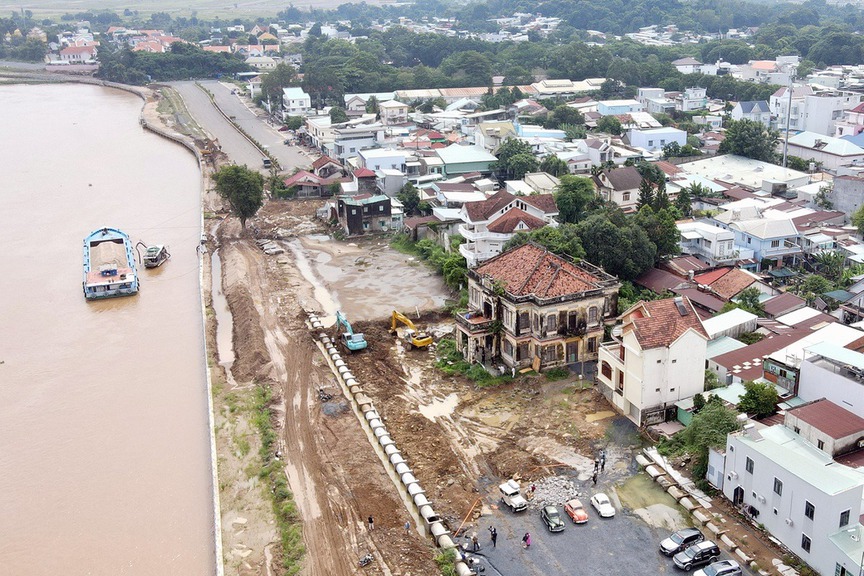 Biệt thự cổ hơn 100 tuổi bên dòng sông biểu tượng trước nguy cơ bị xóa sổ: Dấu ấn kiến trúc phương Tây giữa lòng Biên Hòa- Ảnh 1. Biệt thự cổ hơn 100 tuổi bên dòng sông biểu tượng trước nguy cơ bị xóa sổ: Dấu ấn kiến trúc phương Tây giữa lòng Biên Hòa- Ảnh 1.
