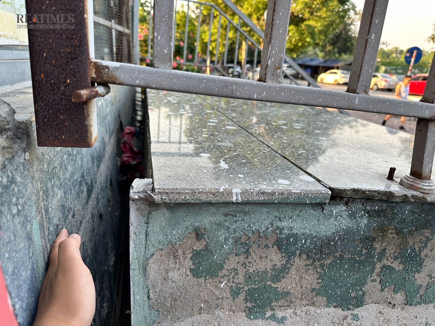 Cận cảnh khu chung cư cơi nới "chuồng cọp", hạ tầng xuống cấp- Ảnh 6. Cận cảnh khu chung cư cơi nới "chuồng cọp", hạ tầng xuống cấp- Ảnh 6.