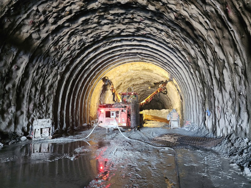 Chỉ 2 tháng nữa, dự án mở rộng hầm đường bộ xuyên núi 20 năm tuổi của Việt Nam đạt dấu mốc quan trọng- Ảnh 2. Chỉ 2 tháng nữa, dự án mở rộng hầm đường bộ xuyên núi 20 năm tuổi của Việt Nam đạt dấu mốc quan trọng- Ảnh 2.