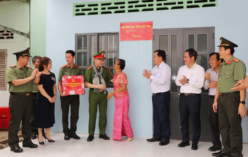 Bộ Công an phối hợp với tỉnh Bạc Liêu bàn giao 700 căn nhà cho hộ nghèo, hộ cận nghèo- Ảnh 2. Bộ Công an phối hợp với tỉnh Bạc Liêu bàn giao 700 căn nhà cho hộ nghèo, hộ cận nghèo- Ảnh 2.