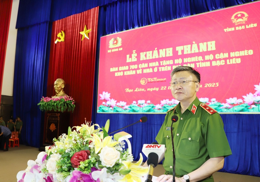 Bộ Công an phối hợp với tỉnh Bạc Liêu bàn giao 700 căn nhà cho hộ nghèo, hộ cận nghèo- Ảnh 1. Bộ Công an phối hợp với tỉnh Bạc Liêu bàn giao 700 căn nhà cho hộ nghèo, hộ cận nghèo- Ảnh 1.