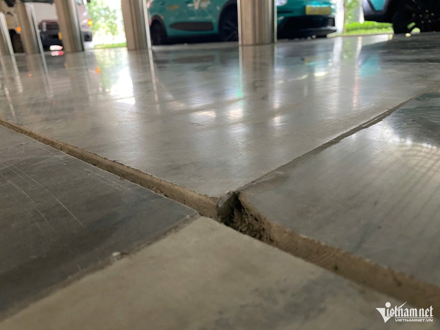 Nhà ga 11.000 tỷ được ví như ‘thành phố hàng không’ của Việt Nam lộ khe hở trên sàn sau sự cố dột mái- Ảnh 1. Nhà ga 11.000 tỷ được ví như ‘thành phố hàng không’ của Việt Nam lộ khe hở trên sàn sau sự cố dột mái- Ảnh 1.