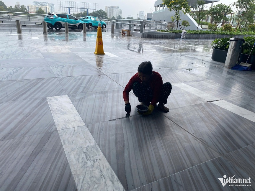 Nhà ga 11.000 tỷ được ví như ‘thành phố hàng không’ của Việt Nam lộ khe hở trên sàn sau sự cố dột mái- Ảnh 3. Nhà ga 11.000 tỷ được ví như ‘thành phố hàng không’ của Việt Nam lộ khe hở trên sàn sau sự cố dột mái- Ảnh 3.
