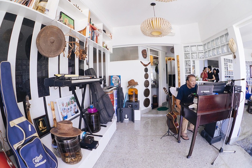Vị nhạc sĩ được mệnh danh là ‘gã du ca’ sinh sống trong biệt thự view biển: Không gian sống yên bình, đậm tình yêu âm nhạc- Ảnh 3. Vị nhạc sĩ được mệnh danh là ‘gã du ca’ sinh sống trong biệt thự view biển: Không gian sống yên bình, đậm tình yêu âm nhạc- Ảnh 3.