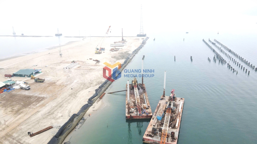 Đẩy nhanh tiến độ xây dựng cảng biển hơn 2.000 tỷ tại tỉnh duy nhất có biên giới đường bộ và trên biển với Trung Quốc- Ảnh 3. Đẩy nhanh tiến độ xây dựng cảng biển hơn 2.000 tỷ tại tỉnh duy nhất có biên giới đường bộ và trên biển với Trung Quốc- Ảnh 3.