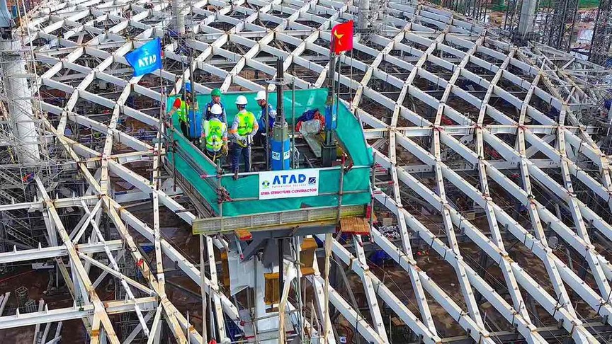 Siêu sân bay 16 tỷ USD lớn nhất Việt Nam sở hữu mái thép kết cấu phức tạp nhất cả nước, rộng gấp 3 lần sân bóng FIFA- Ảnh 2. Siêu sân bay 16 tỷ USD lớn nhất Việt Nam sở hữu mái thép kết cấu phức tạp nhất cả nước, rộng gấp 3 lần sân bóng FIFA- Ảnh 2.