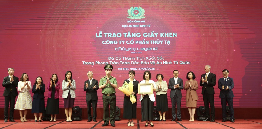 Công ty Cổ phần Thủy Tạ nhận giấy khen trong phong trào “Toàn dân Bảo vệ An ninh Tổ quốc năm 2024”- Ảnh 1. Công ty Cổ phần Thủy Tạ nhận giấy khen trong phong trào “Toàn dân Bảo vệ An ninh Tổ quốc năm 2024”- Ảnh 1.