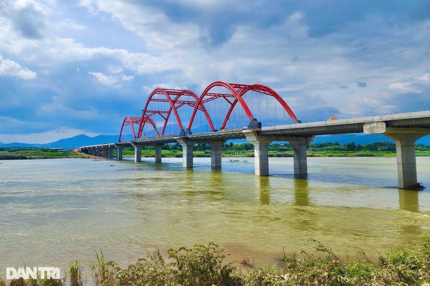 Cầu vòm thép trăm tỷ đầu tiên ở Quảng Ngãi vẫn lận đận tìm tên gọi trước ngày thông xe- Ảnh 2. Cầu vòm thép trăm tỷ đầu tiên ở Quảng Ngãi vẫn lận đận tìm tên gọi trước ngày thông xe- Ảnh 2.