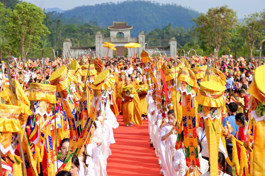 Quảng Ninh đón 1 triệu lượt người đến chiêm bái xá lợi Đức Phật- Ảnh 2. Quảng Ninh đón 1 triệu lượt người đến chiêm bái xá lợi Đức Phật- Ảnh 2.