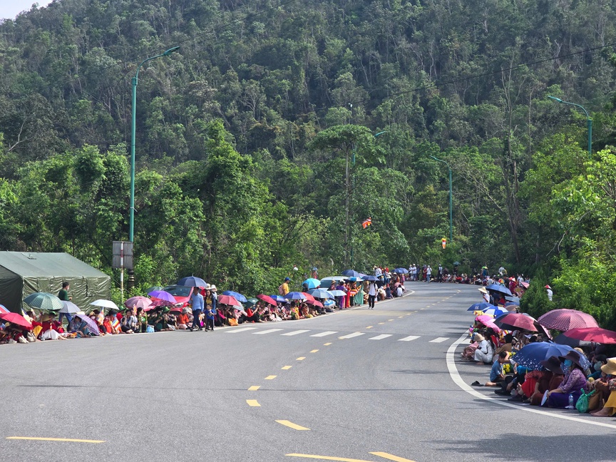 Quảng Ninh đón 1 triệu lượt người đến chiêm bái xá lợi Đức Phật- Ảnh 1. Quảng Ninh đón 1 triệu lượt người đến chiêm bái xá lợi Đức Phật- Ảnh 1.