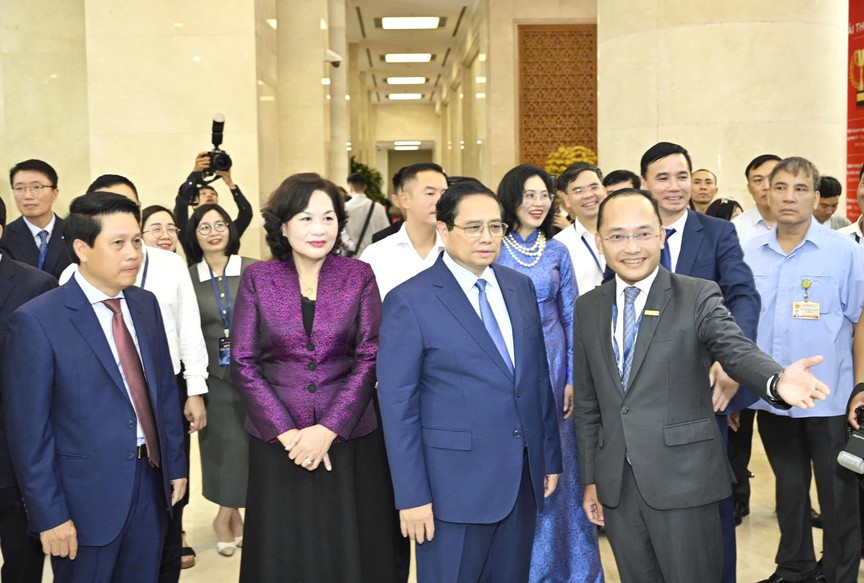Đại diện Nam A Bank (bìa phải) giới thiệu đến Thủ tướng Chính phủ Phạm Minh Chính hệ thống công nghệ và chuyển đổi số của Nam A Bank Đại diện Nam A Bank (bìa phải) giới thiệu đến Thủ tướng Chính phủ Phạm Minh Chính hệ thống công nghệ và chuyển đổi số của Nam A Bank