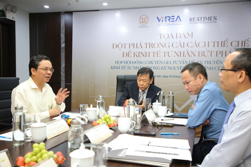 GS.TS. Hoàng Văn Cường: Thể chế là nguồn lực, mỗi cải cách là một lần giải phóng sức mạnh của kinh tế tư nhân- Ảnh 2. GS.TS. Hoàng Văn Cường: Thể chế là nguồn lực, mỗi cải cách là một lần giải phóng sức mạnh của kinh tế tư nhân- Ảnh 2.