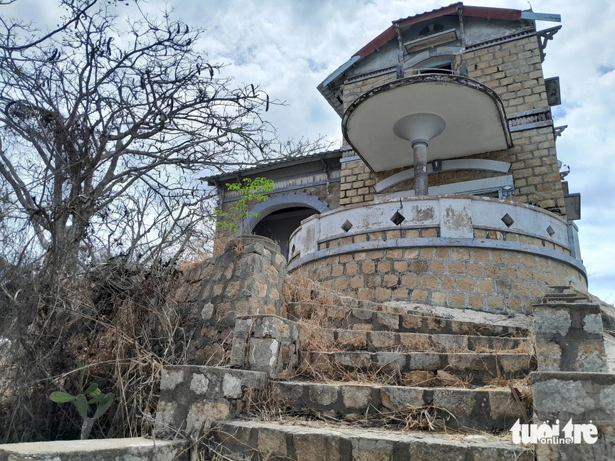 Bí ẩn về căn biệt thự bằng đá bỏ hoang hơn nửa thế kỷ cheo leo ở đỉnh núi An Giang: Như một pháo đài trung cổ thu nhỏ, địa thế độc đáo- Ảnh 4. Bí ẩn về căn biệt thự bằng đá bỏ hoang hơn nửa thế kỷ cheo leo ở đỉnh núi An Giang: Như một pháo đài trung cổ thu nhỏ, địa thế độc đáo- Ảnh 4.
