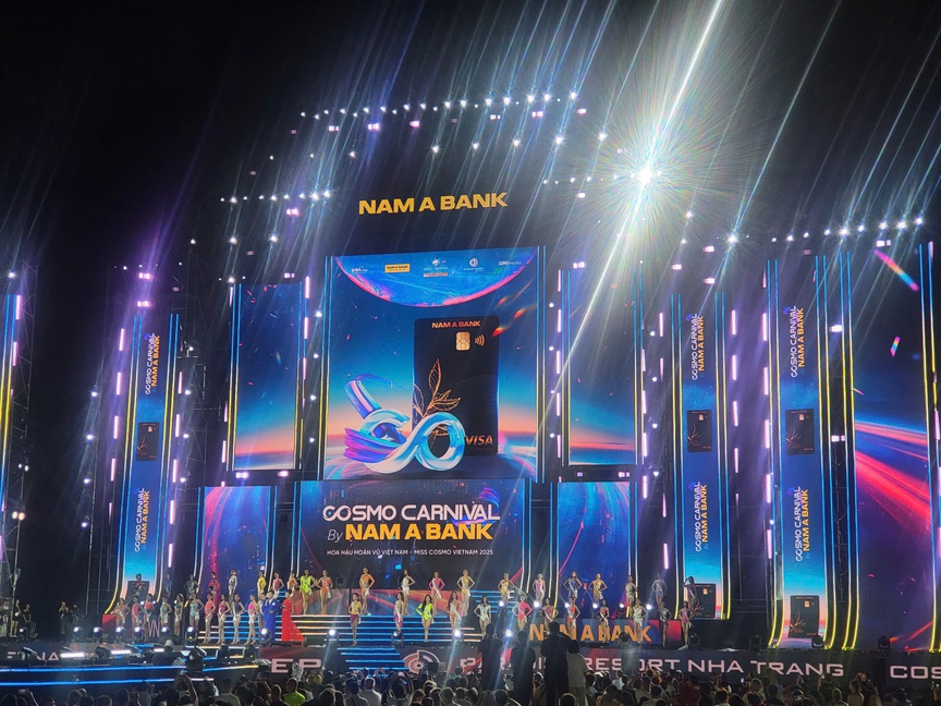 “Cosmo Carnival Show by Nam A Bank” mang đến những màn trình diễn mãn nhãn cho du khách trong và ngoài nước. “Cosmo Carnival Show by Nam A Bank” mang đến những màn trình diễn mãn nhãn cho du khách trong và ngoài nước.