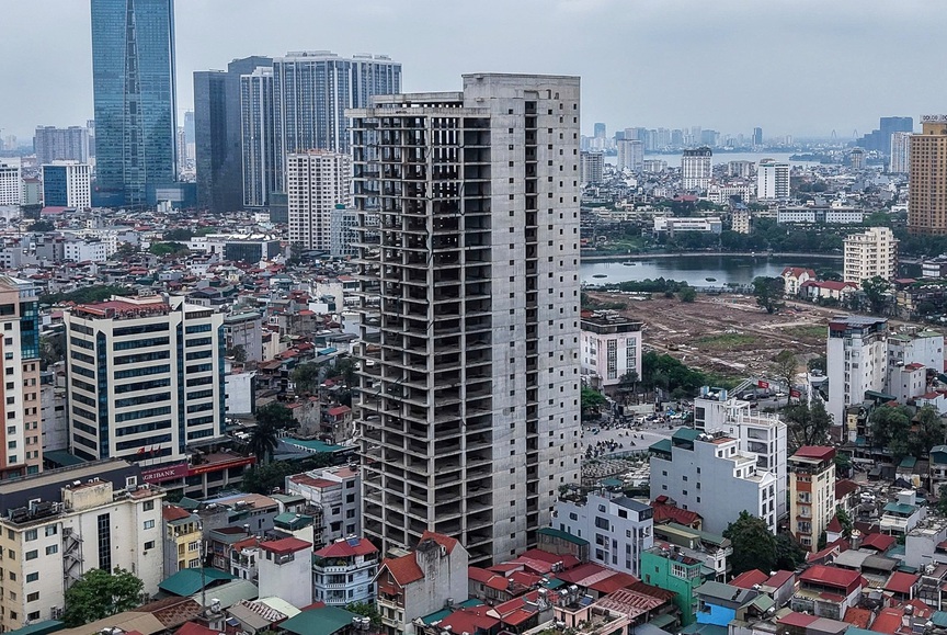 Tòa nhà 28 tầng giữa khu đất vàng hiếm hoi của Thủ đô sau 14 năm xây vẫn ‘trơ xương’ do vướng 200 tỷ- Ảnh 1. Tòa nhà 28 tầng giữa khu đất vàng hiếm hoi của Thủ đô sau 14 năm xây vẫn ‘trơ xương’ do vướng 200 tỷ- Ảnh 1.