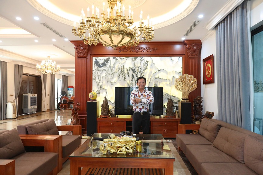 ‘Ông hoàng hài Tết’ sở hữu biệt thự bạc tỷ: Quy mô 1.000m2, kiến trúc cổ điển châu Âu- Ảnh 3. ‘Ông hoàng hài Tết’ sở hữu biệt thự bạc tỷ: Quy mô 1.000m2, kiến trúc cổ điển châu Âu- Ảnh 3.