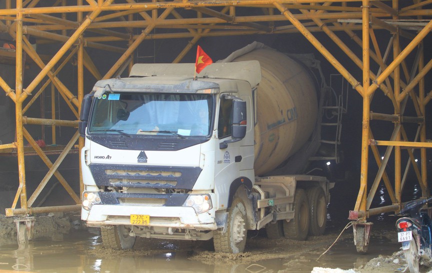 Hầm xuyên núi trên tuyến cao tốc hơn 11.000 tỷ, có địa chất phức tạp nhất cao tốc Bắc - Nam, mất 15 tháng thi công mới hoàn thành- Ảnh 3. Hầm xuyên núi trên tuyến cao tốc hơn 11.000 tỷ, có địa chất phức tạp nhất cao tốc Bắc - Nam, mất 15 tháng thi công mới hoàn thành- Ảnh 3.