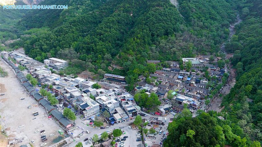 Đường hầm xuyên vách núi đá dựng đứng tại Trung Quốc, chỉ 13 thanh niên đào bằng tay trong suốt 5 năm để hoàn thành- Ảnh 6. Đường hầm xuyên vách núi đá dựng đứng tại Trung Quốc, chỉ 13 thanh niên đào bằng tay trong suốt 5 năm để hoàn thành- Ảnh 6.