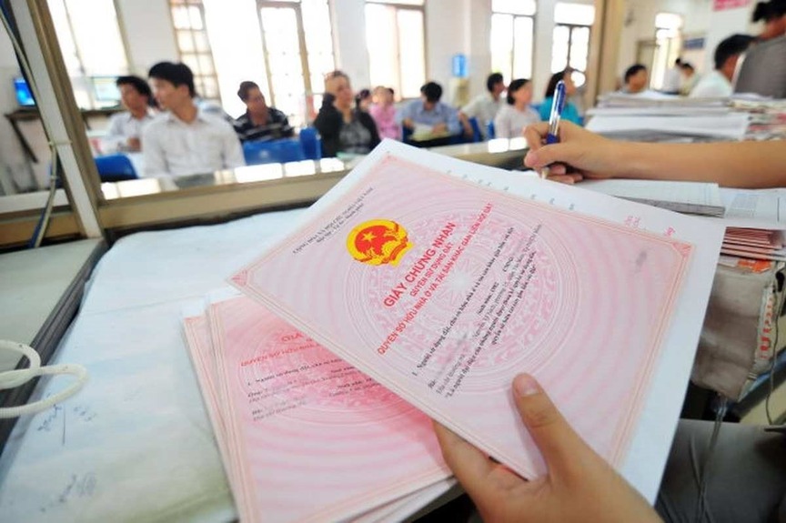 Trước 1/7/2025, hồ sơ cấp sổ đỏ đã tiếp nhận nhưng chưa giải quyết sẽ xử lý thế nào?- Ảnh 1. Trước 1/7/2025, hồ sơ cấp sổ đỏ đã tiếp nhận nhưng chưa giải quyết sẽ xử lý thế nào?- Ảnh 1.
