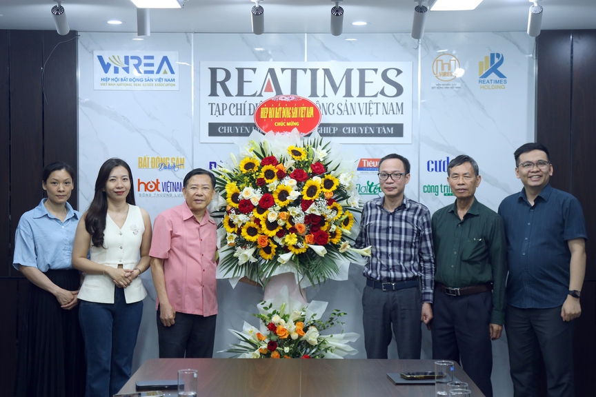 Chủ tịch VNREA chúc mừng Tạp chí điện tử Bất động sản Việt Nam nhân kỷ niệm 100 năm Ngày Báo chí Cách mạng Việt Nam- Ảnh 1. Chủ tịch VNREA chúc mừng Tạp chí điện tử Bất động sản Việt Nam nhân kỷ niệm 100 năm Ngày Báo chí Cách mạng Việt Nam- Ảnh 1.