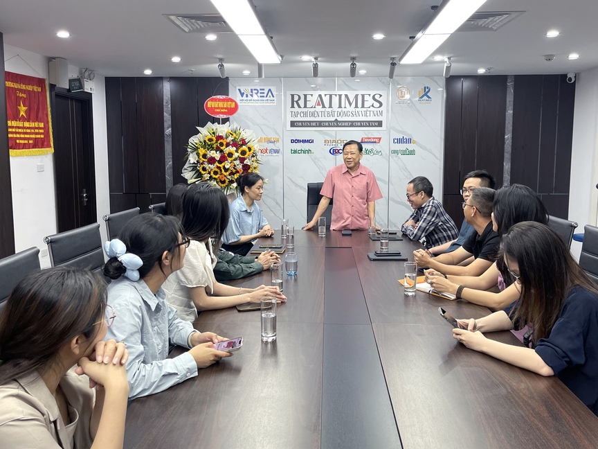 Chủ tịch VNREA chúc mừng Tạp chí điện tử Bất động sản Việt Nam nhân kỷ niệm 100 năm Ngày Báo chí Cách mạng Việt Nam- Ảnh 2. Chủ tịch VNREA chúc mừng Tạp chí điện tử Bất động sản Việt Nam nhân kỷ niệm 100 năm Ngày Báo chí Cách mạng Việt Nam- Ảnh 2.