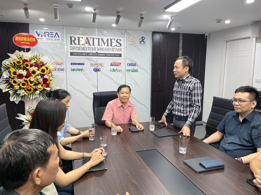 Chủ tịch VNREA chúc mừng Tạp chí điện tử Bất động sản Việt Nam nhân kỷ niệm 100 năm Ngày Báo chí Cách mạng Việt Nam- Ảnh 3. Chủ tịch VNREA chúc mừng Tạp chí điện tử Bất động sản Việt Nam nhân kỷ niệm 100 năm Ngày Báo chí Cách mạng Việt Nam- Ảnh 3.