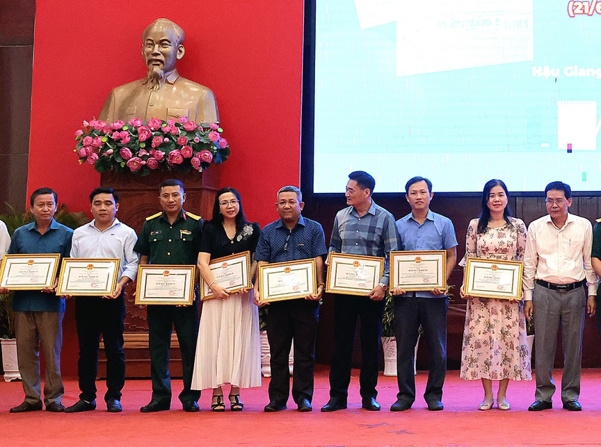 Phóng viên Reatimes nhận Bằng khen của Chủ tịch UBND tỉnh Hậu Giang- Ảnh 2. Phóng viên Reatimes nhận Bằng khen của Chủ tịch UBND tỉnh Hậu Giang- Ảnh 2.
