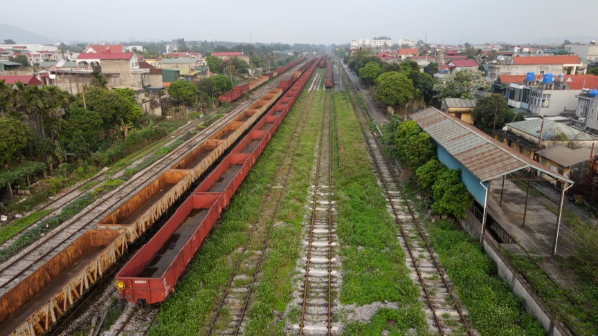 Tuyến đường sắt Yên Viên - Hạ Long - Cái Lân. Nguồn ảnh: Báo Quảng Ninh Tuyến đường sắt Yên Viên - Hạ Long - Cái Lân. Nguồn ảnh: Báo Quảng Ninh