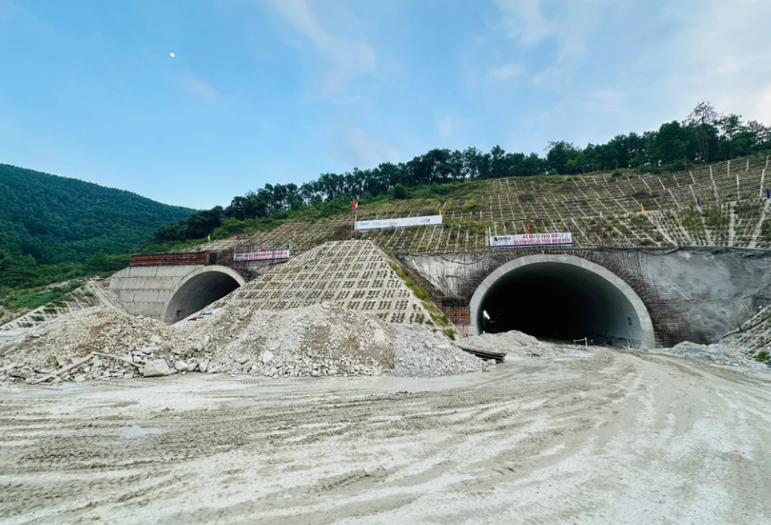Chỉ 1 tháng nữa, hầm đường bộ dài thứ 3 Việt Nam do liên danh Đèo Cả thực hiện sẽ được đào thông- Ảnh 1. Chỉ 1 tháng nữa, hầm đường bộ dài thứ 3 Việt Nam do liên danh Đèo Cả thực hiện sẽ được đào thông- Ảnh 1.