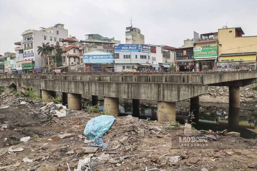 Cây cầu bắc ngang vành đai nằm sâu trong lõi đô thị Hà Nội 'treo' hơn 10 năm chuẩn bị tái thi công- Ảnh 3. Cây cầu bắc ngang vành đai nằm sâu trong lõi đô thị Hà Nội 'treo' hơn 10 năm chuẩn bị tái thi công- Ảnh 3.