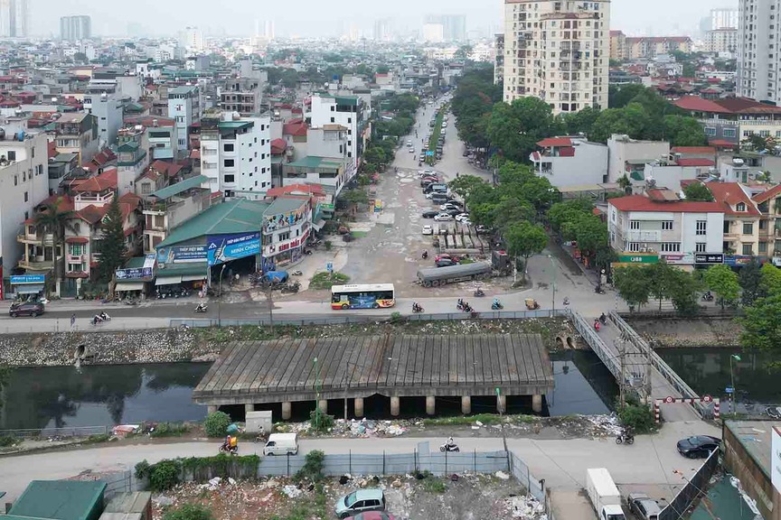 Cây cầu bắc ngang vành đai nằm sâu trong lõi đô thị Hà Nội 'treo' hơn 10 năm chuẩn bị tái thi công- Ảnh 2. Cây cầu bắc ngang vành đai nằm sâu trong lõi đô thị Hà Nội 'treo' hơn 10 năm chuẩn bị tái thi công- Ảnh 2.