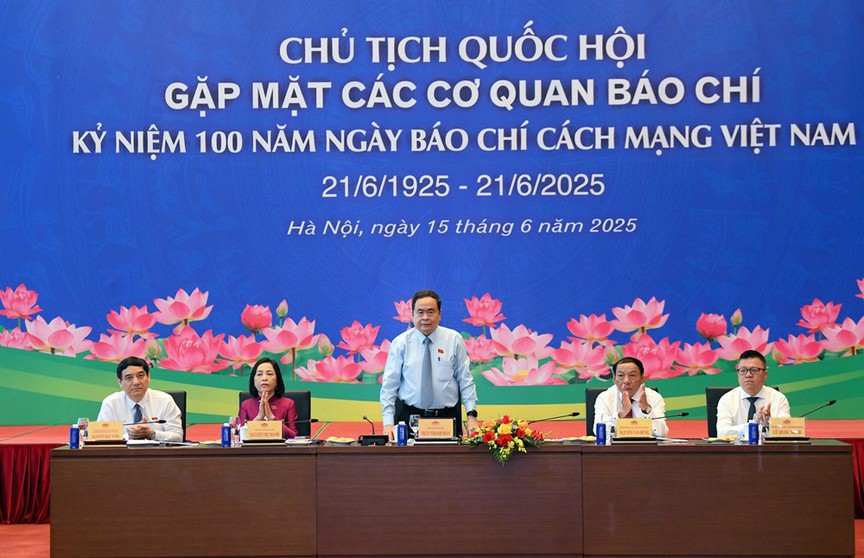 Bộ trưởng Bộ VHTTDL Nguyễn Văn Hùng: Báo chí Cách mạng Việt Nam: “Mạch nguồn tri thức - Kết nối niềm tin”- Ảnh 4. Bộ trưởng Bộ VHTTDL Nguyễn Văn Hùng: Báo chí Cách mạng Việt Nam: “Mạch nguồn tri thức - Kết nối niềm tin”- Ảnh 4.