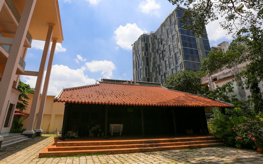 Ngôi nhà cổ nhất Sài Gòn với tuổi đời hơn 200 năm: Mang đậm kiến trúc Pháp, toàn bộ căn nhà không dùng đến bất kỳ chiếc đinh nào- Ảnh 2. Ngôi nhà cổ nhất Sài Gòn với tuổi đời hơn 200 năm: Mang đậm kiến trúc Pháp, toàn bộ căn nhà không dùng đến bất kỳ chiếc đinh nào- Ảnh 2.