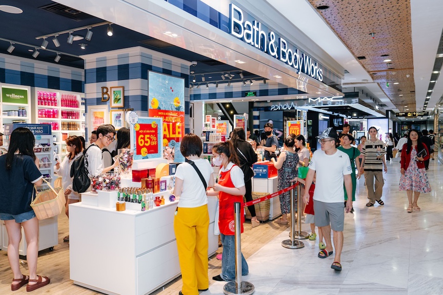 Hiện tượng mua sắm Vincom Red Sale “khuấy đảo” thị trường bán lẻ mùa hè 2025- Ảnh 3. Hiện tượng mua sắm Vincom Red Sale “khuấy đảo” thị trường bán lẻ mùa hè 2025- Ảnh 3.