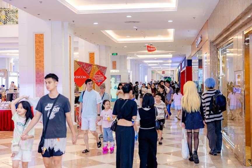 Hiện tượng mua sắm Vincom Red Sale “khuấy đảo” thị trường bán lẻ mùa hè 2025- Ảnh 4. Hiện tượng mua sắm Vincom Red Sale “khuấy đảo” thị trường bán lẻ mùa hè 2025- Ảnh 4.