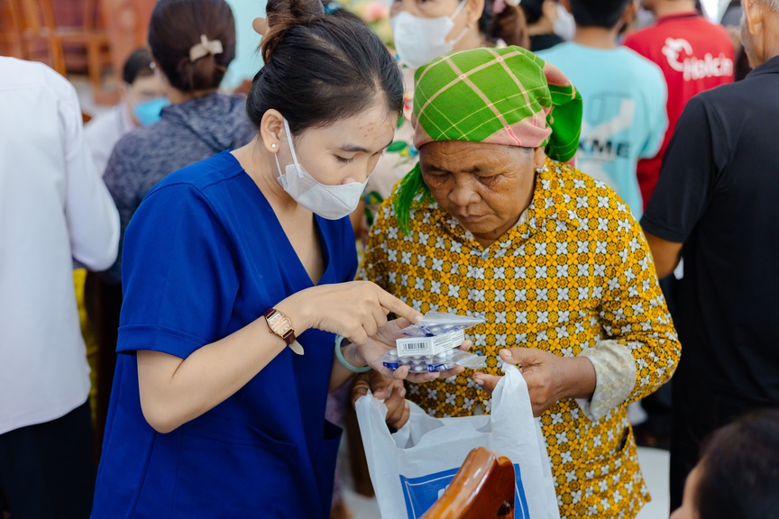 Khởi động hành trình sức khỏe vì một Việt Nam khỏe mạnh: Long Châu cùng Khoa Y – Đại học Y Dược khám lưu động miễn phí vùng sâu vùng xa- Ảnh 3. Khởi động hành trình sức khỏe vì một Việt Nam khỏe mạnh: Long Châu cùng Khoa Y – Đại học Y Dược khám lưu động miễn phí vùng sâu vùng xa- Ảnh 3.