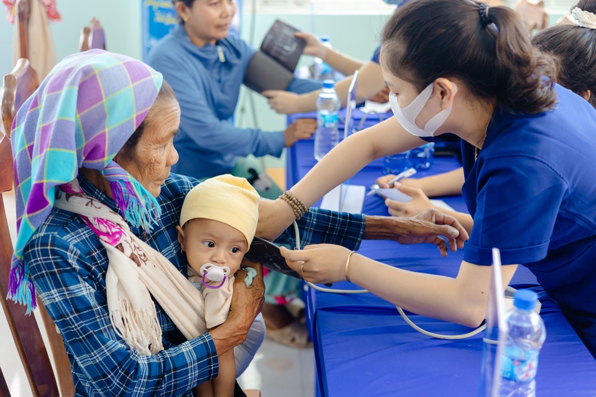 Khởi động hành trình sức khỏe vì một Việt Nam khỏe mạnh: Long Châu cùng Khoa Y – Đại học Y Dược khám lưu động miễn phí vùng sâu vùng xa- Ảnh 2. Khởi động hành trình sức khỏe vì một Việt Nam khỏe mạnh: Long Châu cùng Khoa Y – Đại học Y Dược khám lưu động miễn phí vùng sâu vùng xa- Ảnh 2.