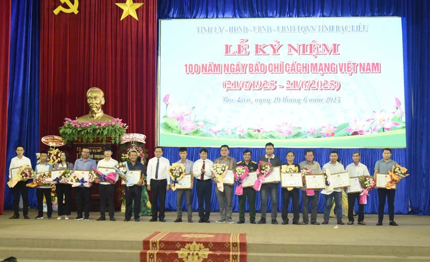 Chủ tịch UBND tỉnh Bạc Liêu tặng Bằng khen cho phóng viên Tạp chí Reatimes- Ảnh 2. Chủ tịch UBND tỉnh Bạc Liêu tặng Bằng khen cho phóng viên Tạp chí Reatimes- Ảnh 2.