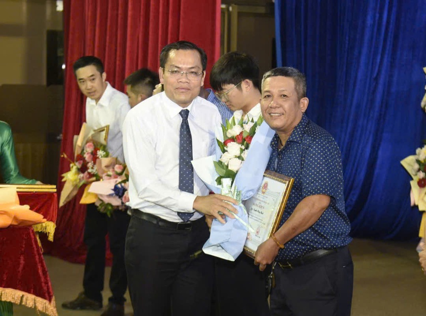 Chủ tịch UBND tỉnh Bạc Liêu tặng Bằng khen cho phóng viên Tạp chí Reatimes- Ảnh 1. Chủ tịch UBND tỉnh Bạc Liêu tặng Bằng khen cho phóng viên Tạp chí Reatimes- Ảnh 1.